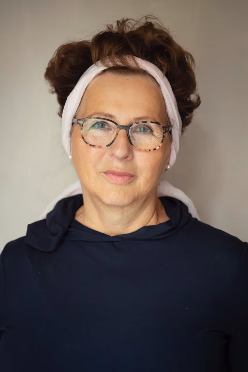 Portrait von Andrea Wilk, Diplom-Sozialpädagogin und psychoanalytische Beraterin aus Kassel – erfahren, zugewandt und spezialisiert auf persönliche Beratung und Supervision.